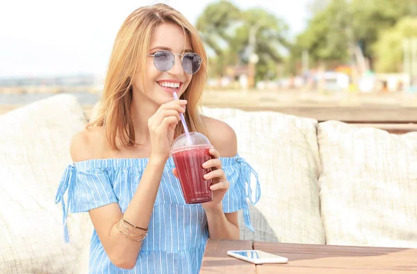 taze yüzlü genç kadınla