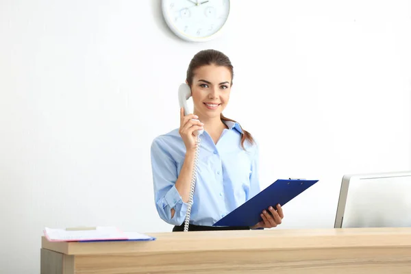 Unga kvinnliga receptionisten — Stockfoto