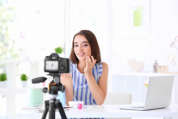 Bloggerin nimmt Video auf — Stockfoto