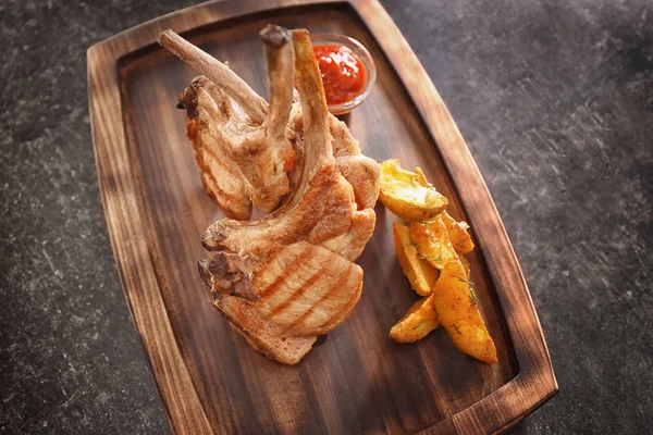 pirzola ve sos ile kızarmış patates 