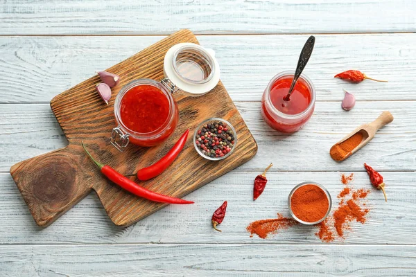 Composición con salsa de chile en frascos — Foto de Stock