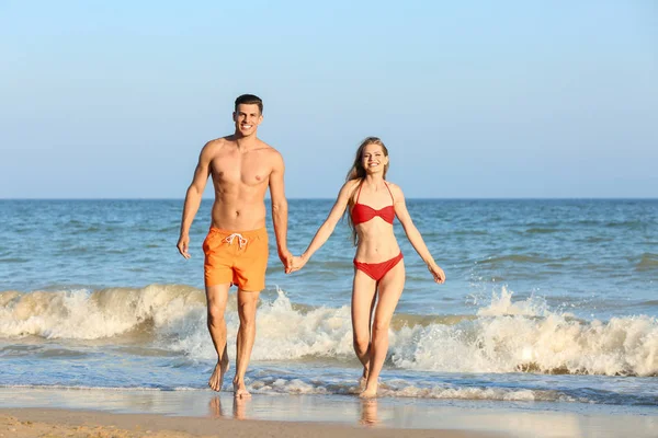 Feliz pareja joven —  Fotos de Stock