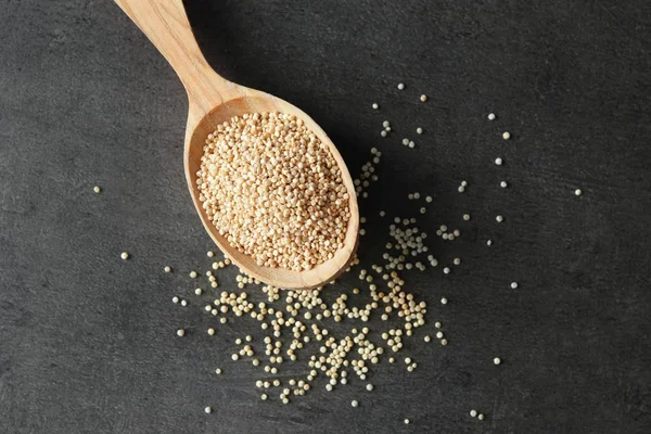 Quinoa seeds kanállal — Stock Fotó