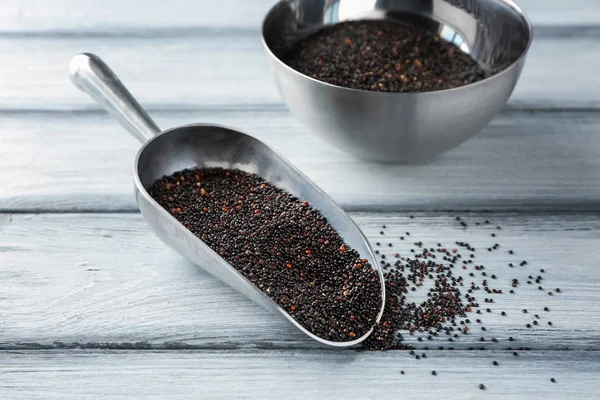 Quinoa nera in paletta di metallo — Foto Stock