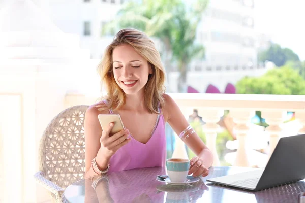 Junge Frau mit Handy — Stockfoto