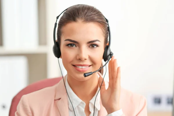 Jonge vrouwelijke receptioniste — Stockfoto