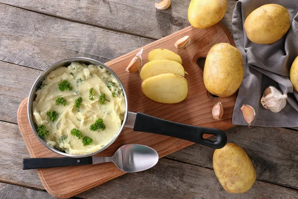 Состав с картофельным пюре в соусе на столе — стоковое фото
