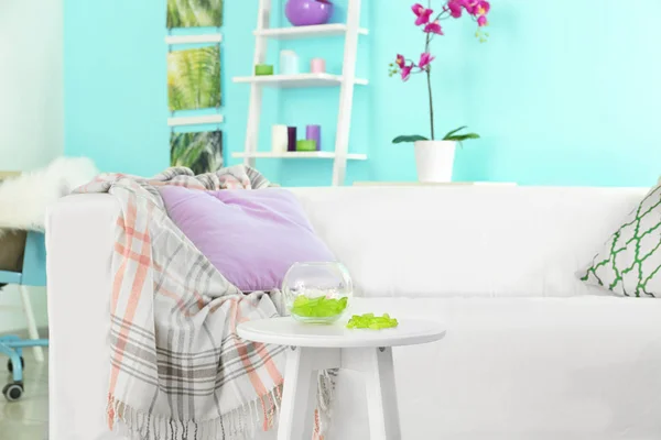 Accent lilas dans un intérieur moderne. Canapé confortable et table dans le salon — Photo