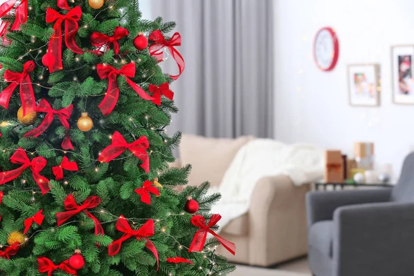 Árvore de abeto com decorações de Natal no quarto — Fotografia de Stock