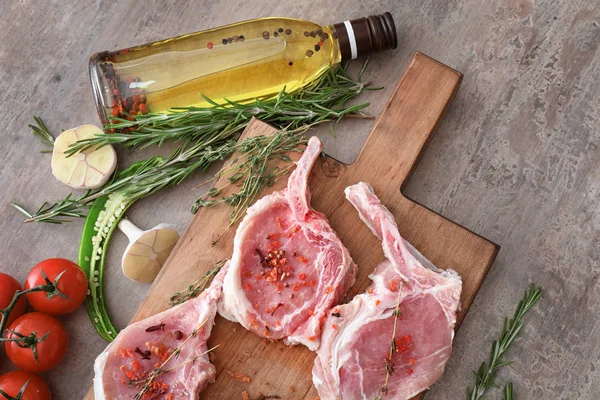 Fleisch zum Räuchern vorbereitet. Vorbereitung rohes Fleisch für das