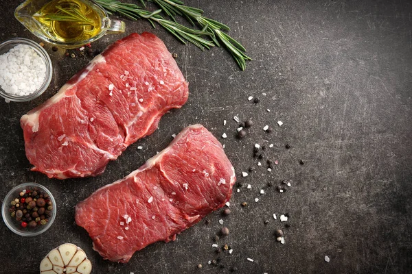 Taze çiğ et baharatlar ile