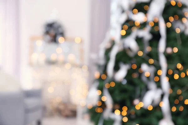 Árvore de Natal em quarto decorado, vista turva — Fotografia de Stock