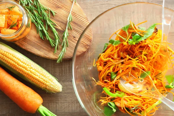 Salade de carottes sur la table — Photo