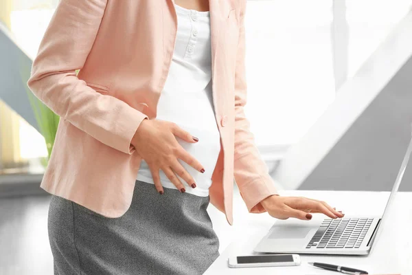 Wanita hamil bekerja di kantor rumah — Stok Foto