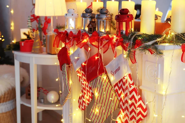 Chimenea decorada con linternas de Navidad —  Fotos de Stock
