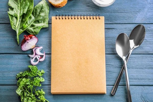 Defter ve otlar ile kompozisyon 