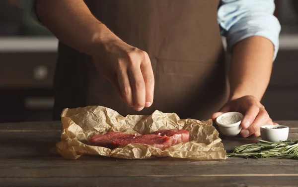 Chef cocinando carne en la mesa — Foto de Stock