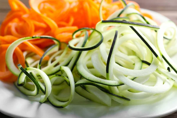 Teller mit Zucchini und Karottenspaghetti — Stockfoto