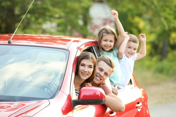 Щаслива сім'я в машині — стокове фото