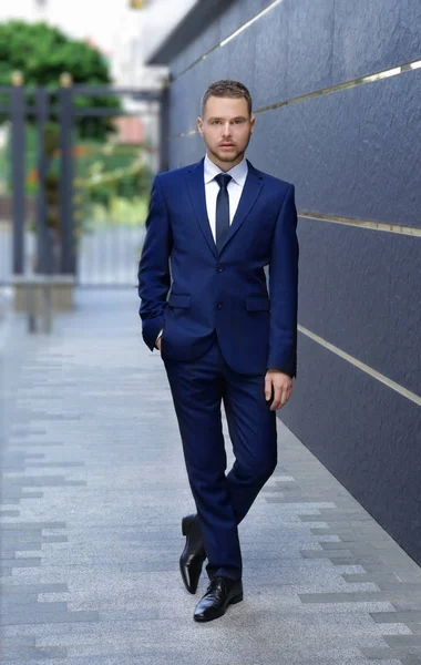 Hombre guapo con traje —  Fotos de Stock