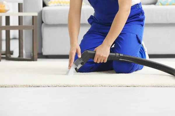 Man using steam vapor cleaner in living room — Stock Photo, Image