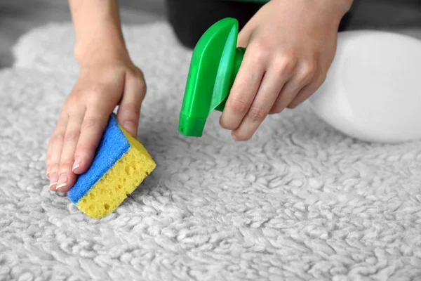 Woman cleaning carpet in room — Stock Photo, Image