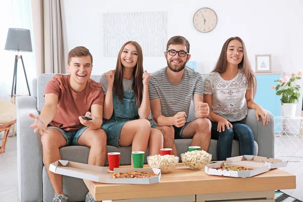 Amigos viendo televisión en casa — Foto de Stock