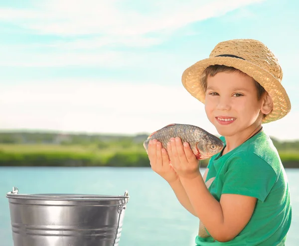 Aranyos kis fisher, elkapni nyári nap — Stock Fotó