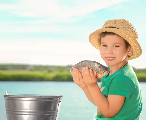 Lindo pequeño pescador con captura en el día de verano — Foto de Stock