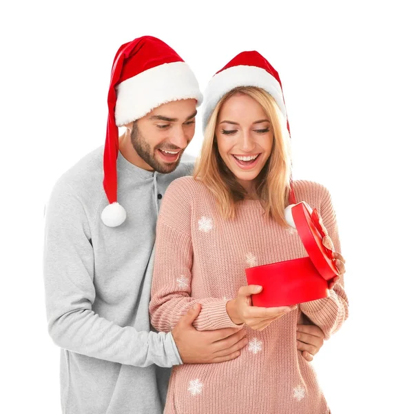 Jovem casal com presente de Natal — Fotografia de Stock