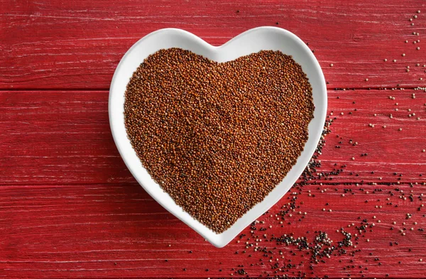 Kalp de kırmızı quinoa plaka şeklinde