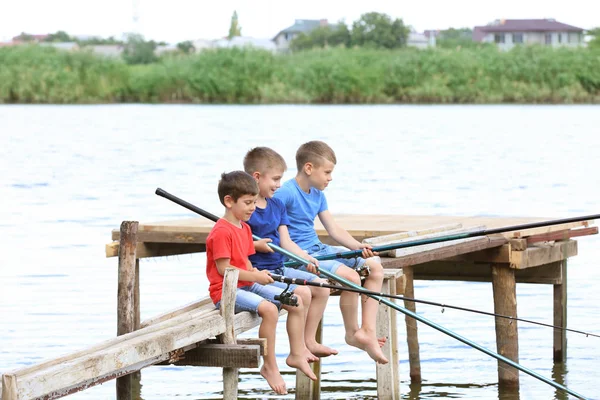Söta barn fiske sommar dag — Stockfoto