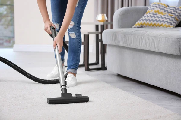 Woman cleaning carpet with vacuum — Stock Photo, Image