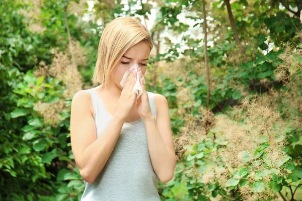 Jovem com alergia ao ar livre — Fotografia de Stock