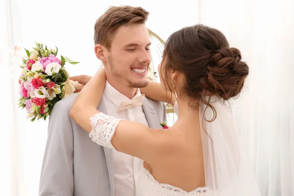 Feliz hermosa pareja en el día de la boda, en el interior —  Fotos de Stock