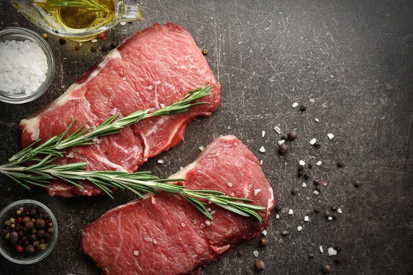 Carne crua fresca com especiarias — Fotografia de Stock