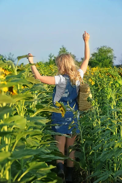 Young woman dancing in sunflower field — Stock Photo, Image