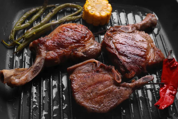 Grillpfanne mit leckerem Fleisch — Stockfoto