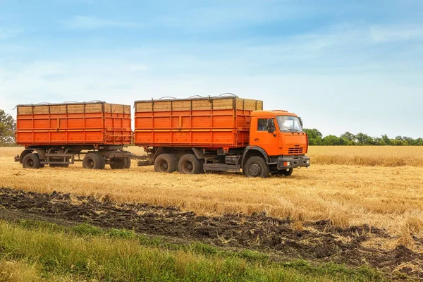 Velký kamion v pšeničné pole — Stock fotografie