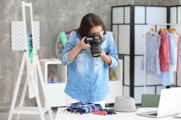 Junge Bloggerin macht Foto von Kleidung zu Hause — Stockfoto
