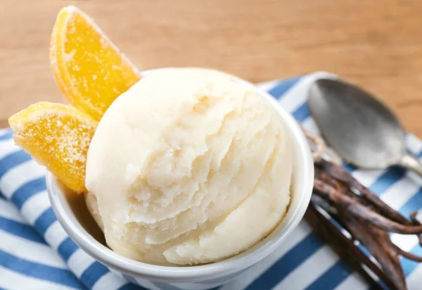 Delicious vanilla ice cream — Stock Photo, Image