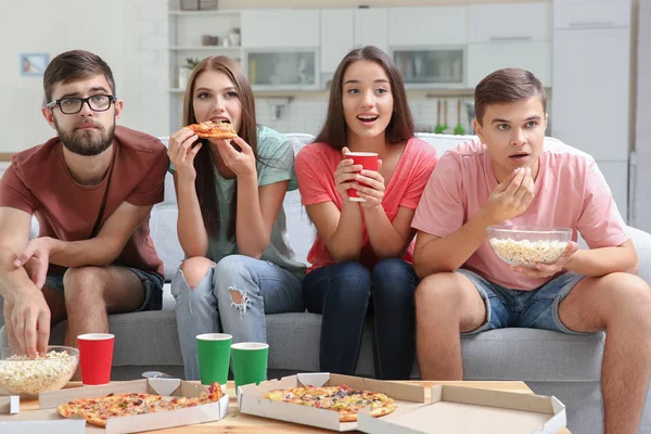 Amigos viendo televisión en casa — Foto de Stock