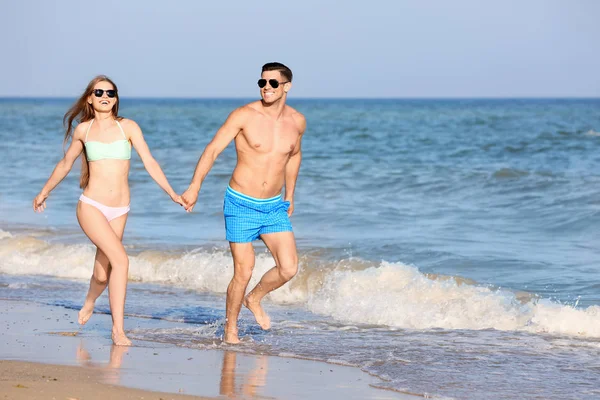 Feliz pareja joven — Foto de Stock