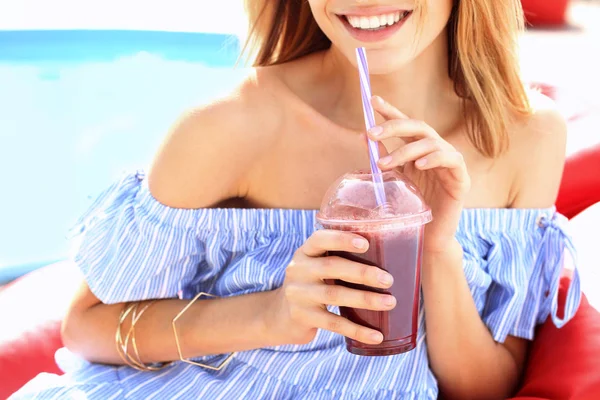 Beautiful young woman with fresh smoothie — Stock Photo, Image