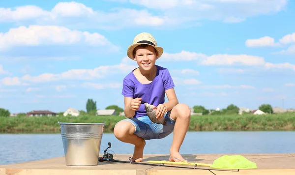 Söt pojke fiske — Stockfoto