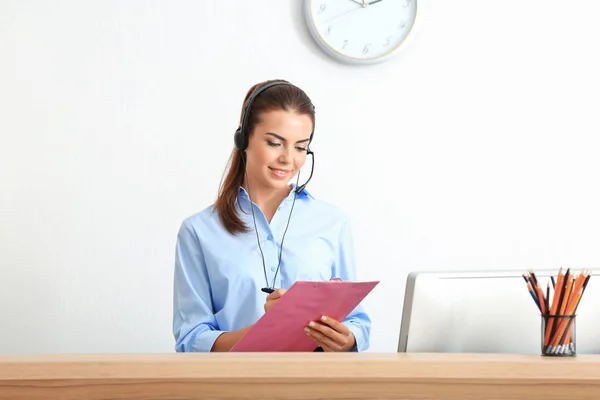 Jovem recepcionista feminina — Fotografia de Stock