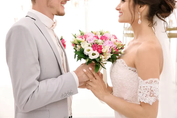 Felice bella coppia il giorno del matrimonio — Foto Stock