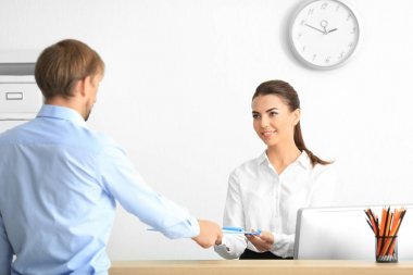 Genç kadın resepsiyonist meeting istemci Office