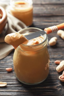 Bıçak ve Cam Kavanoz krem fıstık ezmesi ile 