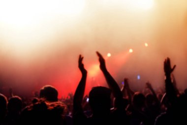 Açık hava rock konseri, bulanık görünüm kalabalığa